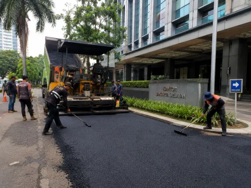 pengaspalan kawasan perkantoran Jakarta oleh PT. Kontraktor Aspal Indonesi