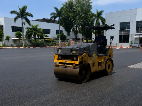 pemadatan aspal hotmix menggunakan vibro roller di kawasan industri Jakarta