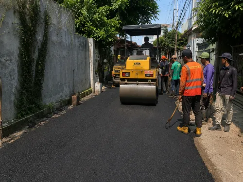 gelar aspal hotmix di proyek pengaspalan daerah pemukiman di Jakarta