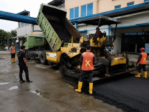 pengaspalan menggunakan asphalt finisher di Bekasi