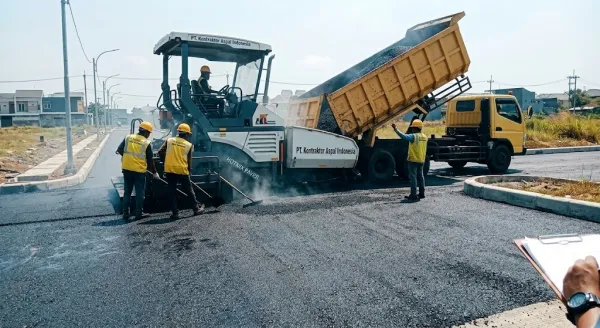 pengaspalan menggunakan asphalt finisher di Tangerang
