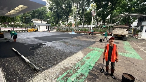pengaspalan di halaman kantor swasta di Tangerang